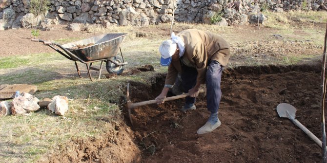 88 yaşındaki Aşır dede, azmiyle gençlere taş çıkartıyor