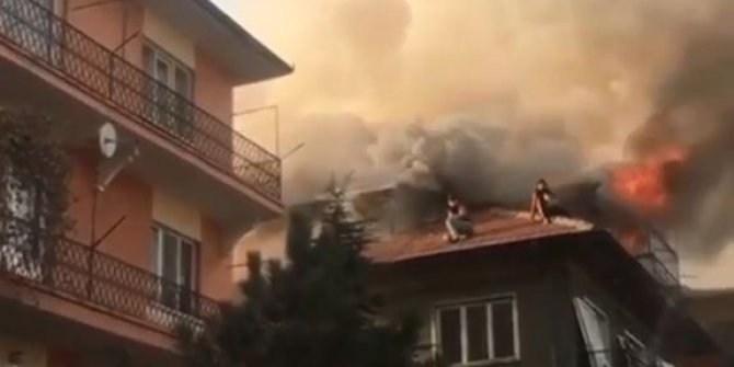 Yangında çatıda mahsur kalan 4 kişiyi itfaiye kurtardı