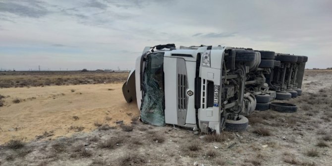 Buğday yüklü tır şarampole devrildi: 1 yaralı