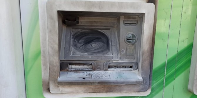 Bankaya sinirlenip ATM’yi yakmak istedi