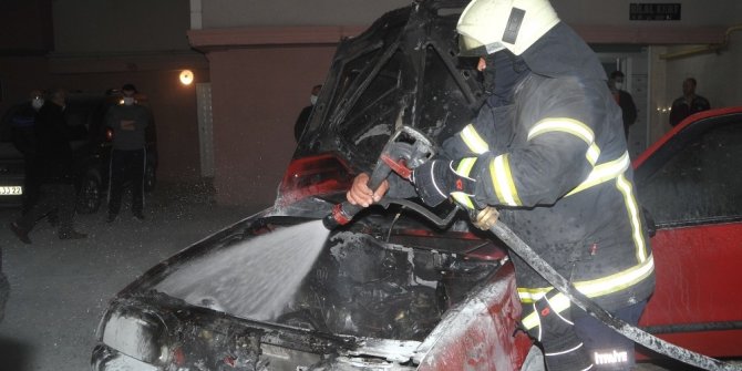 Park halindeki otomobilde yangın