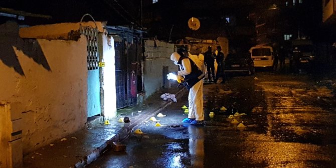 Başından darbedilen kişi, sokak ortasında kan kaybından öldü