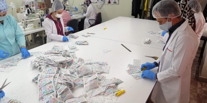 Meslek lisesi öğrencilerinden anaokulu ve ilkokullar öğrencilerine maske