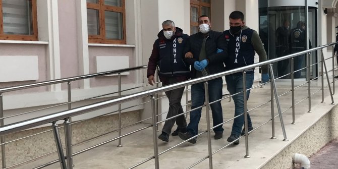 Üvey babasının arkadaşını öldürdü