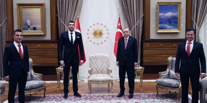 Cumhurbaşkanı Erdoğan, milli yüzücü Emre Sakçı'yı kabul etti