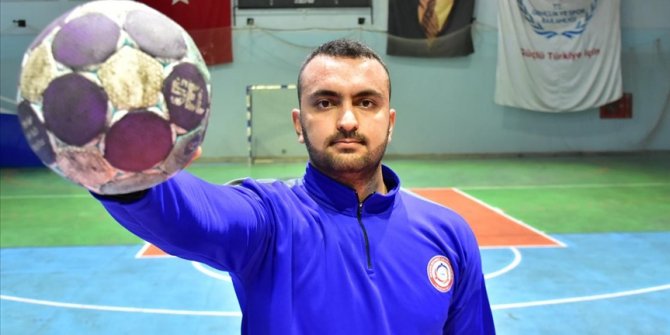 İşitme engelli hentbolcu Sinan Özalmaca, azmiyle örnek oluyor