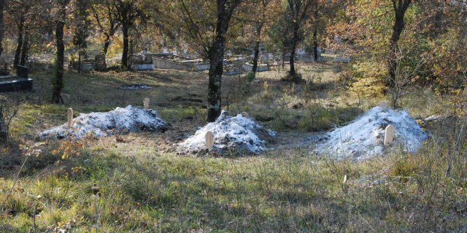 Baba ve 2 oğlu, koronavirüsten hayatını kaybetti