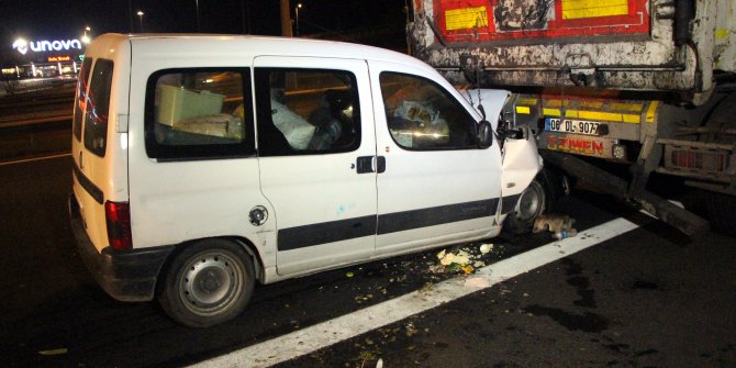 TIR'a 100 kilometre hızla çarptı: 3 yaralı