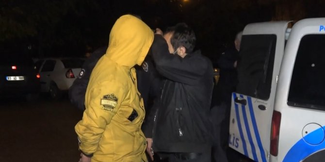 Kısıtlamayı ihlal edip ceza yediler, polisi görünce otomobildeki uyuşturucuyu yere döktüler