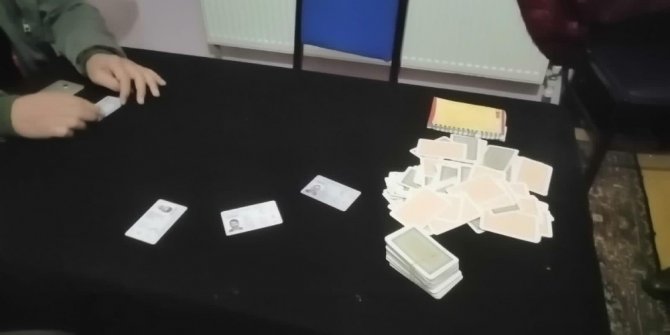 Korona virüsü de hiçe sayarak kumar oynayanlara baskın