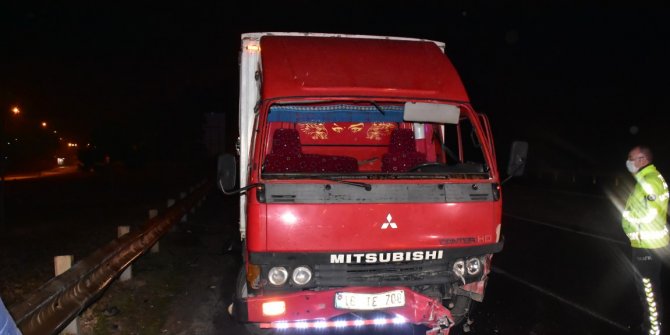 Kaygan zeminde kamyonet refüje çarptı: 3 yaralı