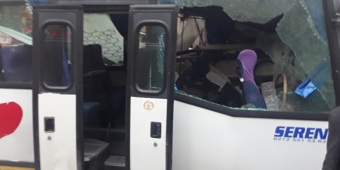 Küçükçekmece’de servis aracı markete girdi: 3 yaralı