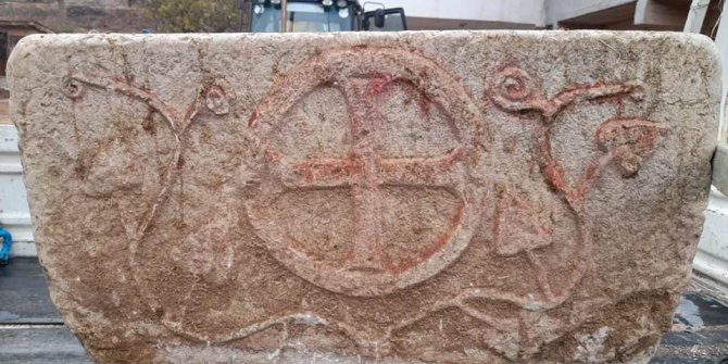 Tarlada bulunan taş vaftiz teknesinin sırrı çözüldü