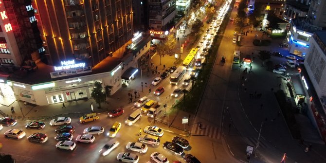 Kısıtlamaya saatler kala oluşan trafik yoğunluğuna drone'lu denetim