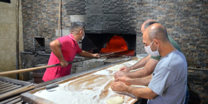 Sokağa çıkma kısıtlamasında fırıncıların mesaisi başladı