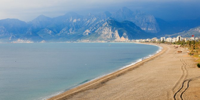 Vaka oranının iki katına çıktığı Antalya evlere kapandı, sokaklar köpeklere kaldı
