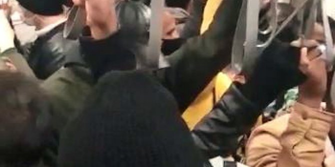 Sokağa çıkma kısıtlaması öncesi tramvayda adım atacak yer kalmadı