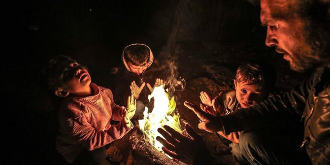 Üç küçük kardeş gece uykuya dalabilmek için gündüz topladıkları kartonları yakıyor
