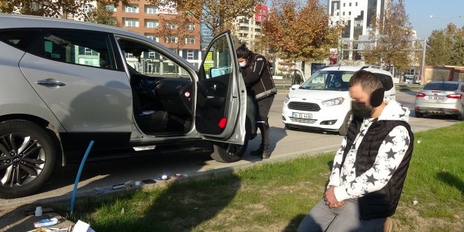 Ablasına televizyon götürdüğünü söyleyip kısıtlamayı ihlal etti, otomobilinden uyuşturucu çıktı