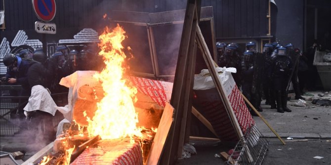 France : Des centaines de casseurs infiltrés dans la marche des libertés à Paris