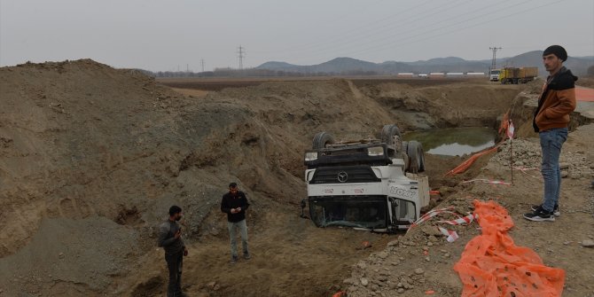 Iğdır'da yolun çökmesi sonucu devrilen kamyonun sürücüsü yaralandı