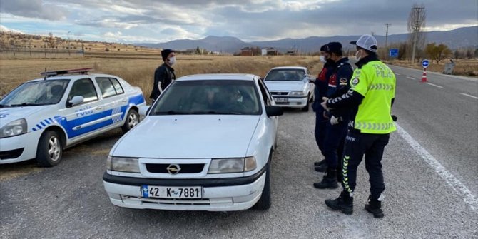 Yalıhüyük'te jandarma ve polis ekiplerinden Kovid-19 denetimi