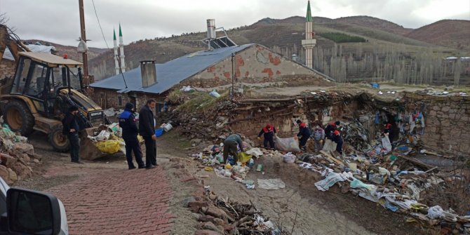 Konya'da bir ev ve bahçesinden 4 kamyon çöp çıkarıldı