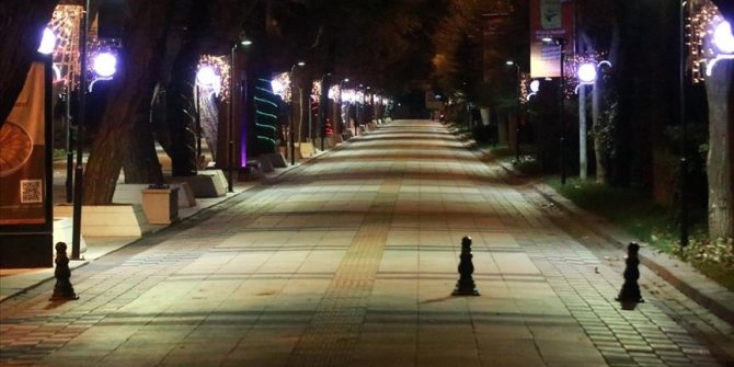 Weekend curfew becomes effective across Turkey