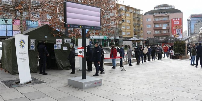 Kosovo: Na prištinskom trgu veliki broj građana zainteresovanih za testiranje na COVID-19