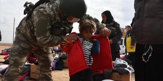 Turkish troops provide aid to children in N.Syria