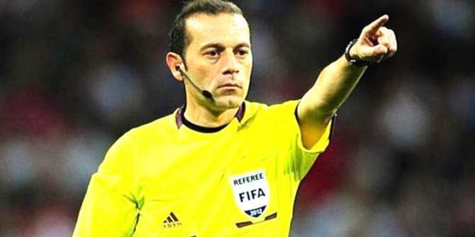 Cüneyt Çakır was named the 8th best referee of 2015