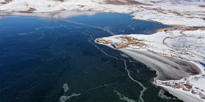 Turska: Zaleđeno jezero Balik posjetiocima oduzima dah