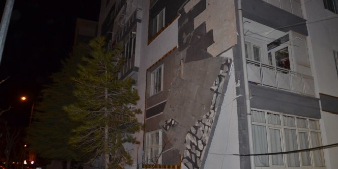 Konya'da fırtına apartmanın dış cephe kaplamasını söktü!
