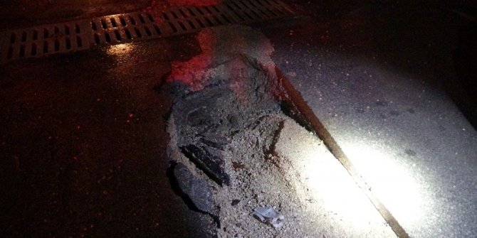 Kozan’da sağanak nedeniyle istinat duvarı ve yol çöktü