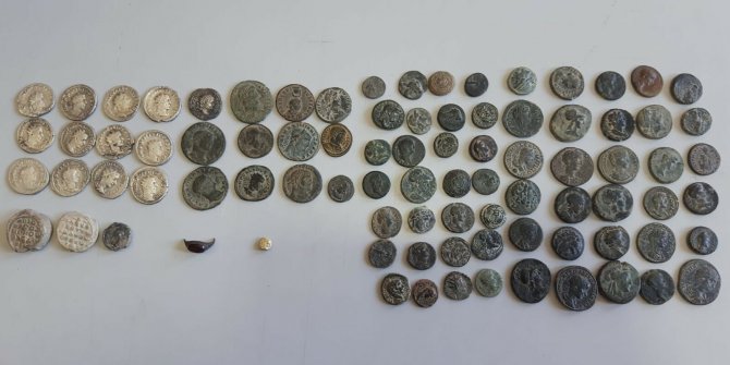 Salihli'de, polis ekiplerince durdurulan otomobilde 87 parça 'tarihi eser' ele geçirildi