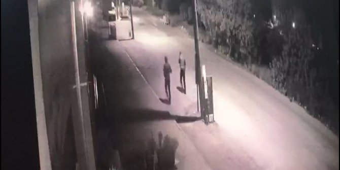 Hırsızlık yapıp, kaçarken güvenlik kamerasına yakalandılar