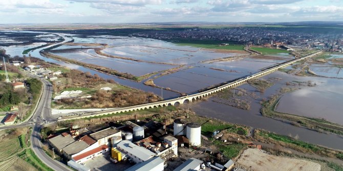 Kirli akan Ergene Nehri taştı, tarım arazileri su altında kaldı