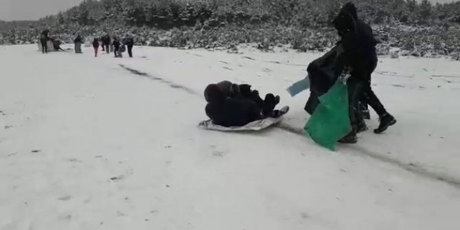 Poşetle kaydılar...Kar keyfini çocuklar çıkardı