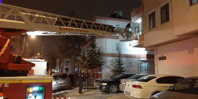Namaz kıldığı odada mahsur kalan kadını itfaiye kurtardı