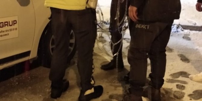 Yolda kalan sürücünün yardımına polis yetişti