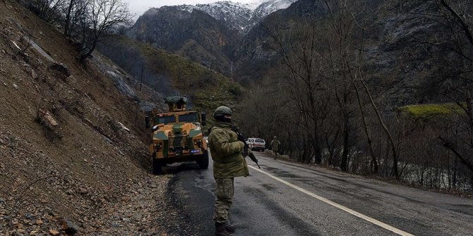 PKK'da 28 yıldır faaliyet yürüten örgüt mensubunun da bulunduğu 5 terörist ikna yoluyla teslim oldu