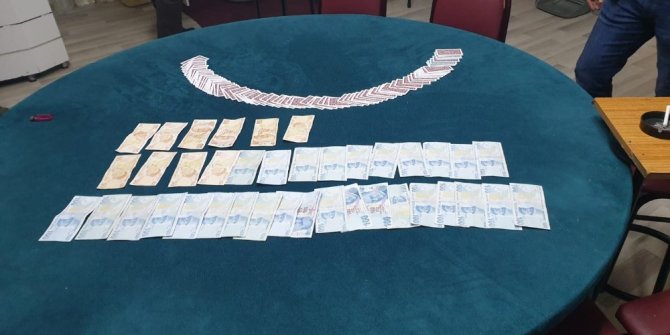 Yasağa rağmen kumar oynayan 12 şahsa ceza yağdı
