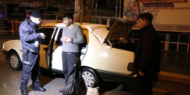 Kısıtlamayı deldi, kaçak sigara ile maskesiz yakalandı: “Kendime sarıyorum”