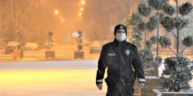 Karaman gece başlayan karla beyaza büründü