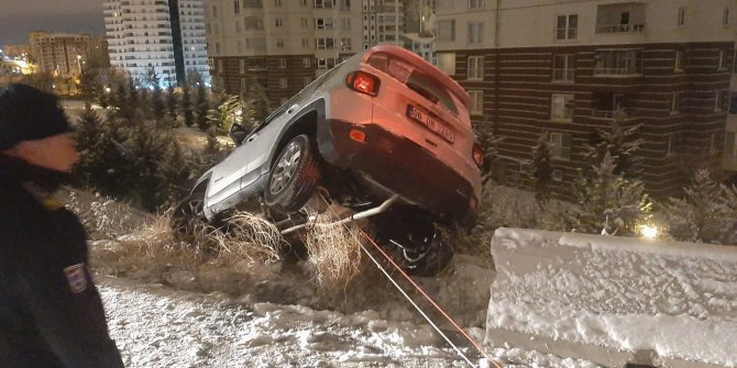 Otomobil, 30 metre yükseklikte asılı kaldı; içindeki 2 kadın kurtarıldı