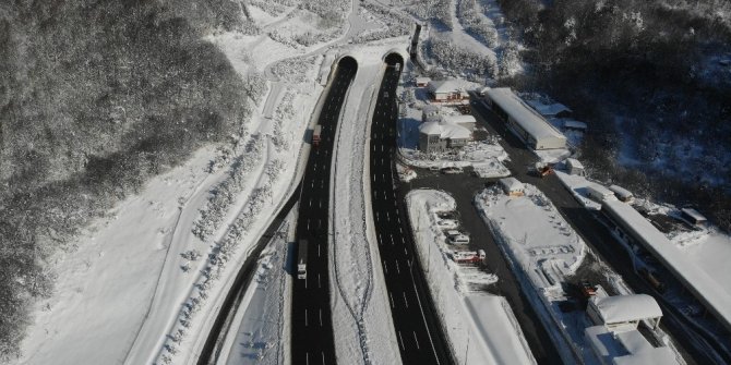 Bolu Dağı’nda kar yağışının durmasıyla trafik akıcı hale geldi