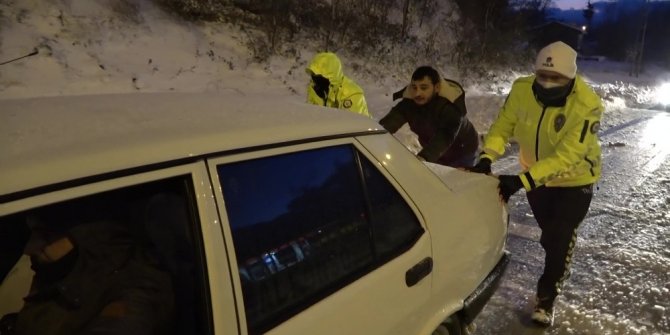 Sinop’ta emniyet güçlerinin kar mesaisi
