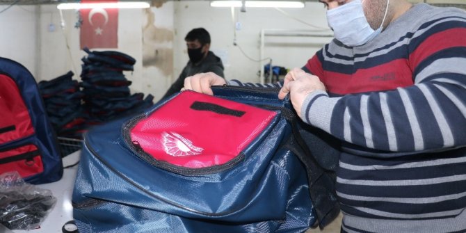 Okullar açılmayınca çantalar elde kaldı