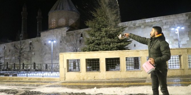 Sivas eksi 12 dereceyle buz tuttu
