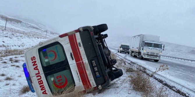 Kontrolden çıkan ambulans yan yattı